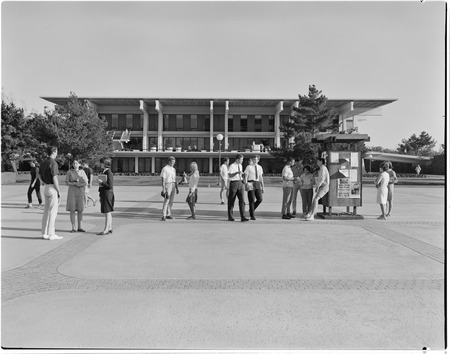 Revelle College Plaza, students