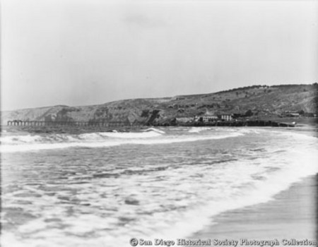La Jolla coast with Scripps Institution of Oceanography and pier in distance
