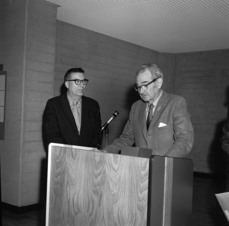 Herbert York (left) and Francis Smith during ceremony commemorating the 3/4 million books at UC San Diego Libraries