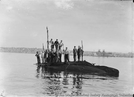 Submarine Grampus and crew, San Diego Bay