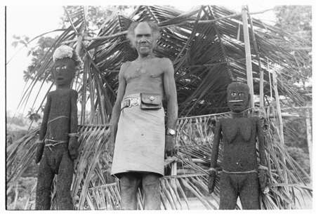 Folofo&#39;u, wearing old police belt, on speaking platform with fernwood &#39;ea figures made by Arimae of Furi&#39;ilae for the open...
