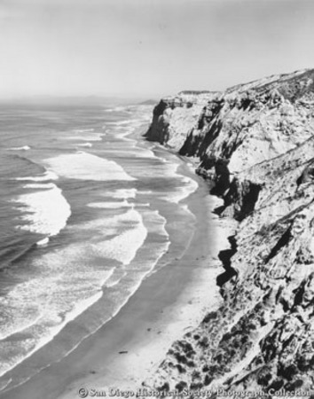 Bird&#39;s-eye view of ocean surf and cliffs on La Jolla coast, north of Scripps Institution of Oceanography