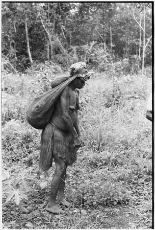 Schrader Range: Kalam woman with netbag
