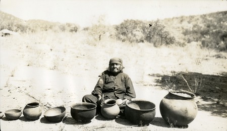 María Jat&#39;ám, India rayada, at Manteca with some of the pots she made