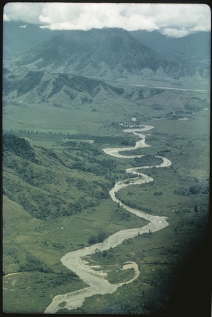 Wahgi River tributary, aerial view, south side of Kimil Pass