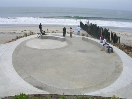 La esquina/ Jardines de Playas de Tijuana: view of concrete platform next to the border fence and Pacific ocean