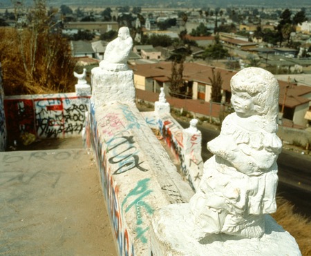 Stairway of the Ancients: stairway landing with statues of the Buddha and a young girl