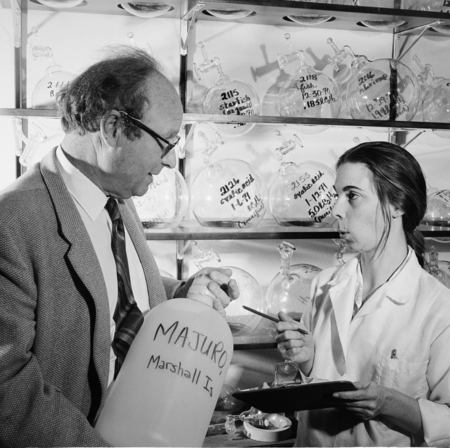 Hans Suess and woman in laboratory