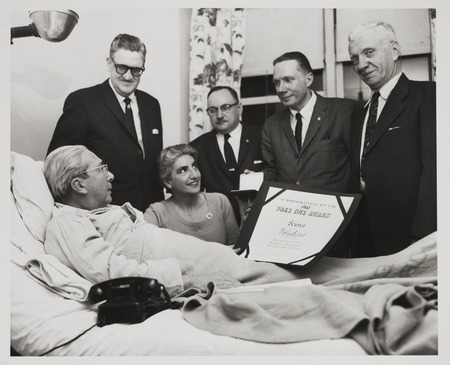 Leo Szilard presented with the Newspaper Guild&#39;s Page One Award in Science. Memorial Hospital, New York - 1