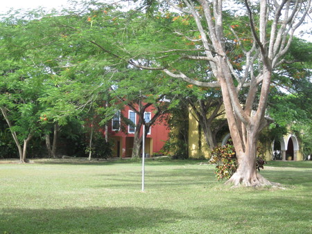 Hacienda Dzina house and grounds 01