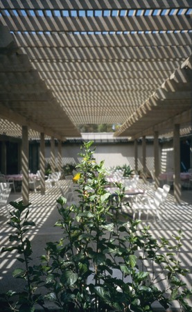 Ida and Cecil Green Faculty Club: interior: courtyard