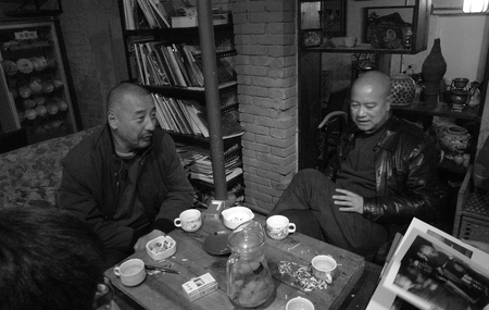 Tang Zhigang and Ye Yongqing in Liu Xiaojin&#39;s artist cafe in Kunming