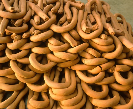 Podría haber muchos más que éstos: detail of pile of clay rings