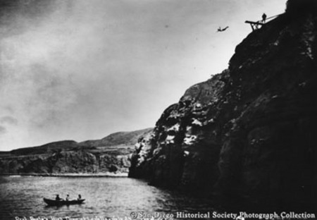 [Professor Poole&#39;s high dive off cliffs at La Jolla, July 24, 1898]
