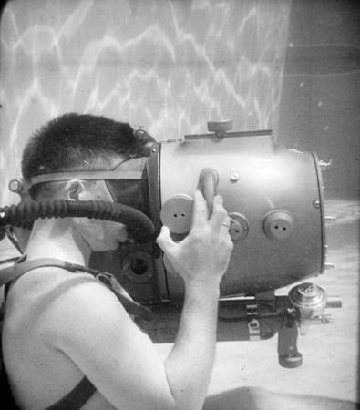 Bob Dill using underwater camera in La Jolla Beach&amp;Tennis Club Pool, 1952