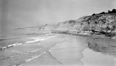 Shoreline and cliffs just north of Scripps Institution of Oceanography