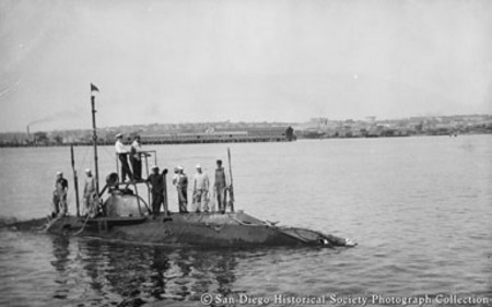U.S. Navy submarine Grampus, with crew topside, on San Diego Bay