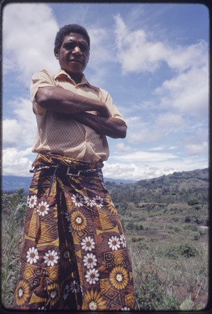Western Highlands: man wearing length of fabric, secured with belt