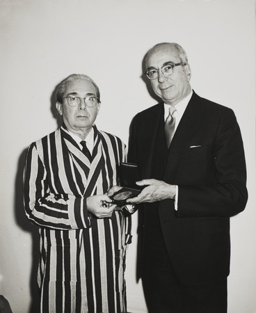 Leo Szilard receiving award from Lewis Strauss