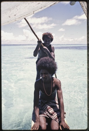 Manus: Pere men, Pondrilei and Kusanan, pole a canoe