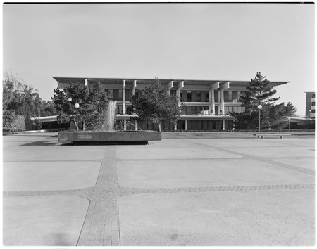 Revelle College Plaza