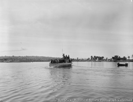 Whale watching tour boat Seabiscuit heading out of port