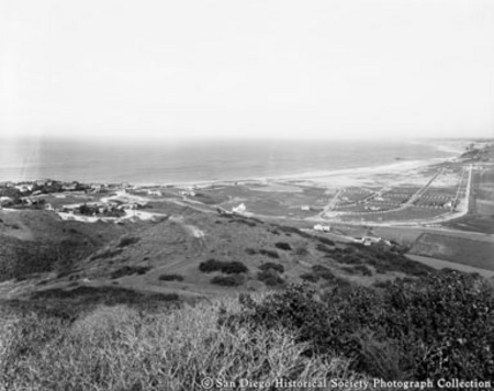 Bird&#39;s-eye view of La Jolla Shores area coastline