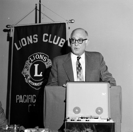 William D. McElroy giving a thank you speech to the Pacific Beach Lion&#39;s Club after receiving donation