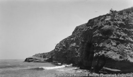 Devil&#39;s Slide, cliffs, and tidal caves on La Jolla coastline