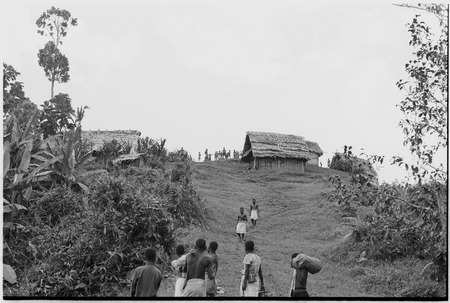 Megiranu, Wanuma Census Division: carriers on trail near village