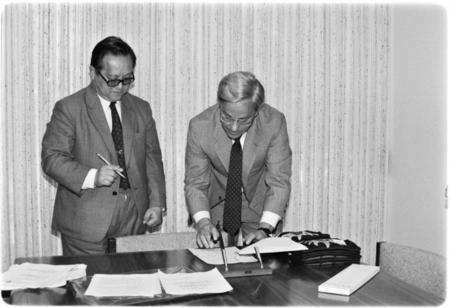 Chancellor Atkinson signing cooperation agreement with the Huazhong University of Science and Technology