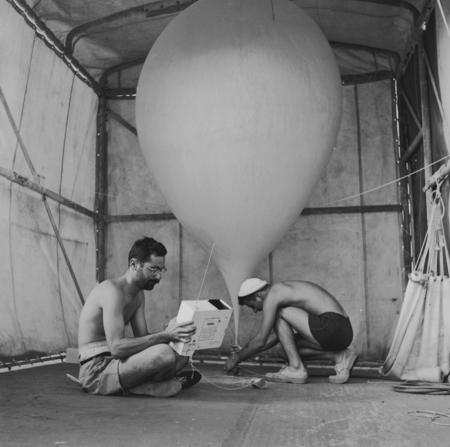 Ruttenberg and Friel with weather balloon, R/V Horizon