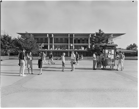 Revelle College Plaza, students