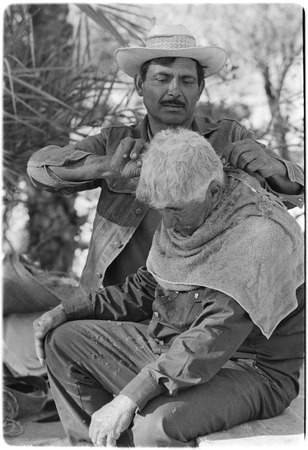 Victor Aguilar Zúñiga cutting Tacho Arce&#39;s hair