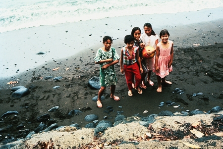 Nova Exped 1967 [Children on beach]
