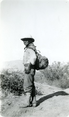Abram Jat&#39;ám carrying pots in a mescal net