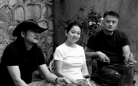 Zhang Yang, Yue Er and Cao Weiyu at party in Yue Er&#39;s and Yue Minjun&#39;s family house in Dali
