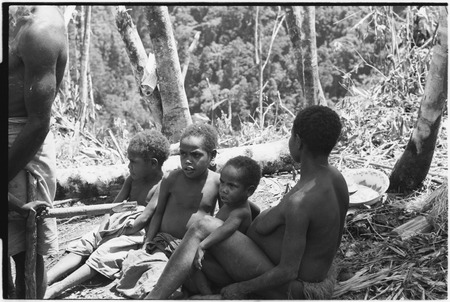 Wanuma-Kurum: pregnant woman and children in garden