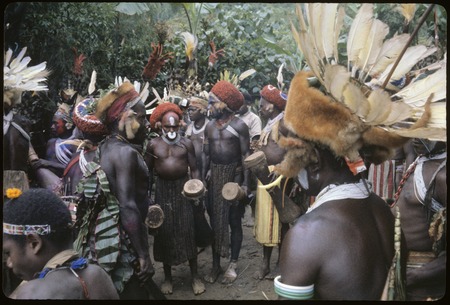 Pig festival, wig ritual: men with red wigs (mamp gunc) about to be presented
