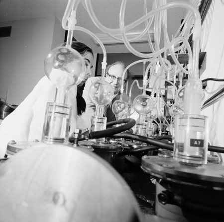 Hans Suess in laboratory