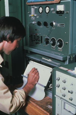 [Man with instrument in D/V Glomar Challenger laboratory]