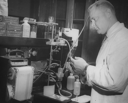 David Jensen measuring a hagfish&#39;s heartbeat, Scripps Institution of Oceanography