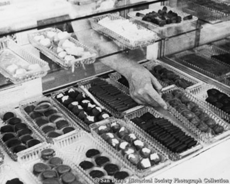 Store showcase with candy containing agar, American Agar Company