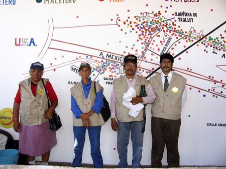 Maleteros: porters in front of map