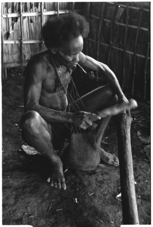 &#39;Elota makes ruu barkcloth by beating it from a stick.
