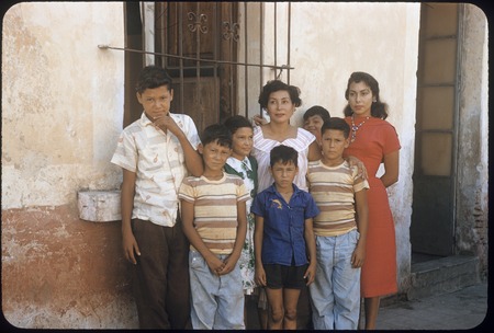 Esther Tovar de Villaseñor and family