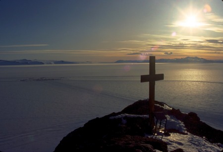 Cross on Observation Hill adjacent to McMurdo Station, Ross Islaned, Antarctica. January 1985. Robert Falcon Scott&#39;s South...