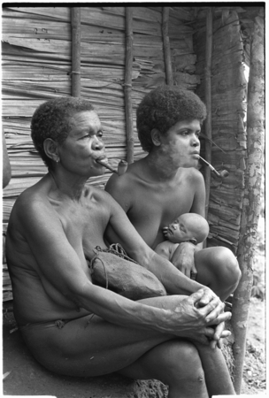 The kwai&#39;okoa&#39;i birth helper and baby sit with Lamana of nearby Maaburu.