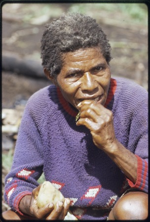 Western Highlands: woman eating yam